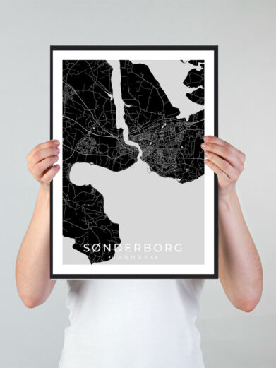 Sønderborg bykort i stilrent plakat design. Denne Sønderborg byplakat er med sort baggrund og viser Sønderborg kortet fra sin smukkeste side