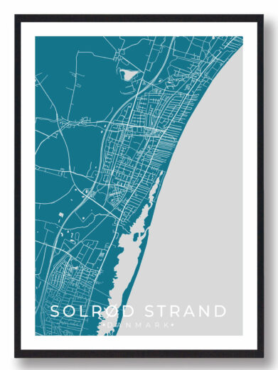 Solrød Strand bykort i stilrent plakat design. Denne Solrød Strand byplakat er med blå baggrund og viser Solrød Strand kortet fra sin smukkeste side