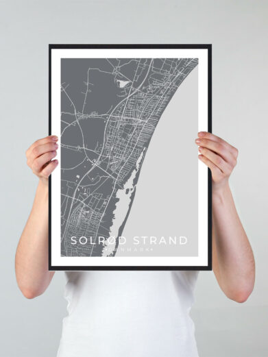 Solrød Strand bykort i stilrent plakat design. Denne Solrød Strand byplakat er med grå baggrund og viser Solrød Strand kortet fra sin smukkeste side
