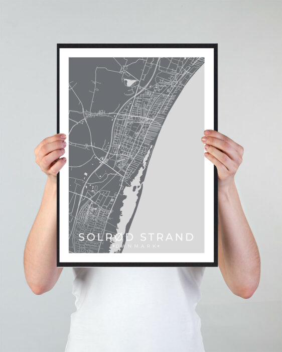Solrød Strand bykort i stilrent plakat design. Denne Solrød Strand byplakat er med grå baggrund og viser Solrød Strand kortet fra sin smukkeste side