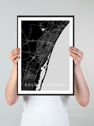 Solrød Strand bykort i stilrent plakat design. Denne Solrød Strand byplakat er med sort baggrund og viser Solrød Strand kortet fra sin smukkeste side