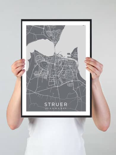 Struer bykort i stilrent plakat design. Denne Struer byplakat er med grå baggrund og viser Struer kortet fra sin smukkeste side