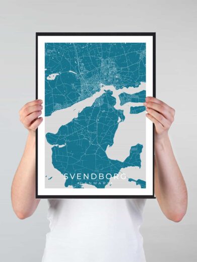 Svendborg bykort i stilrent plakat design. Denne Svendborg byplakat er med blå baggrund og viser Svendborg kortet fra sin smukkeste side