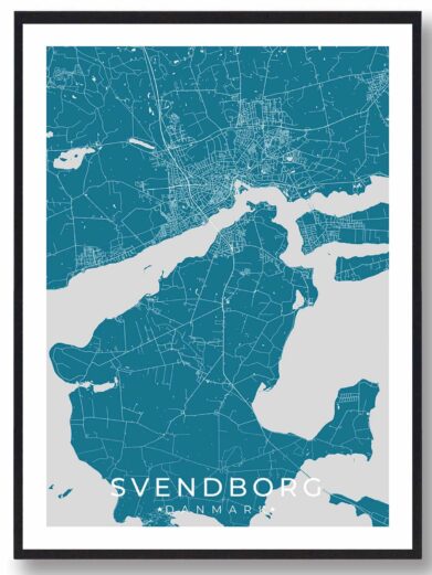 Svendborg bykort i stilrent plakat design. Denne Svendborg byplakat er med blå baggrund og viser Svendborg kortet fra sin smukkeste side