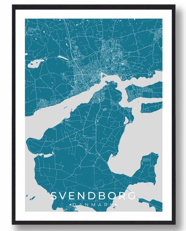 Svendborg bykort i stilrent plakat design. Denne Svendborg byplakat er med blå baggrund og viser Svendborg kortet fra sin smukkeste side