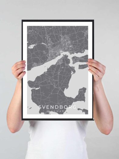 Svendborg bykort i stilrent plakat design. Denne Svendborg byplakat er med grå baggrund og viser Svendborg kortet fra sin smukkeste side