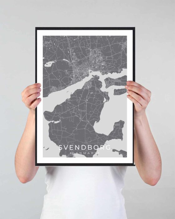 Svendborg bykort i stilrent plakat design. Denne Svendborg byplakat er med grå baggrund og viser Svendborg kortet fra sin smukkeste side