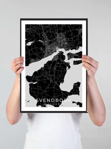 Svendborg bykort i stilrent plakat design. Denne Svendborg byplakat er med sort baggrund og viser Svendborg kortet fra sin smukkeste side