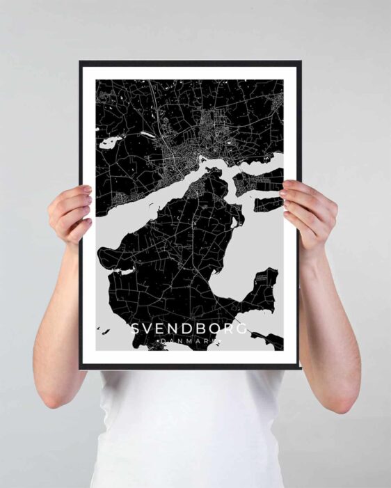 Svendborg bykort i stilrent plakat design. Denne Svendborg byplakat er med sort baggrund og viser Svendborg kortet fra sin smukkeste side