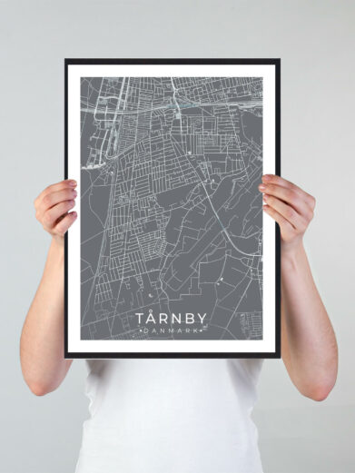 Tårnby bykort i stilrent plakat design. Denne Tårnby byplakat er med grå baggrund og viser Tårnby kortet fra sin smukkeste side