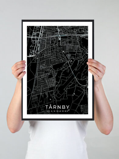 Tårnby bykort i stilrent plakat design. Denne Tårnby byplakat er med sort baggrund og viser Tårnby kortet fra sin smukkeste side