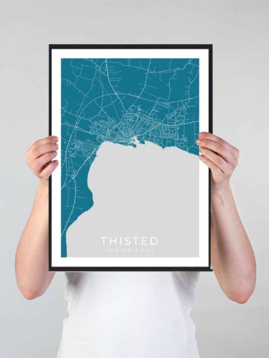 Thisted bykort i stilrent plakat design. Denne Thisted byplakat er med blå baggrund og viser Thisted kortet fra sin smukkeste side