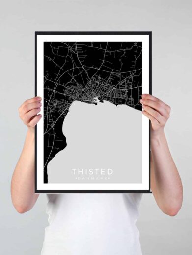 Thisted bykort i stilrent plakat design. Denne Thisted byplakat er med sort baggrund og viser Thisted kortet fra sin smukkeste side