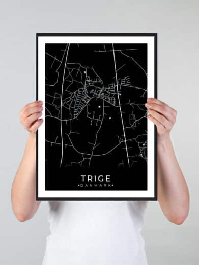 Trige bykort i stilrent plakat design. Denne Trige byplakat er med sort baggrund og viser Trige kortet fra sin smukkeste side