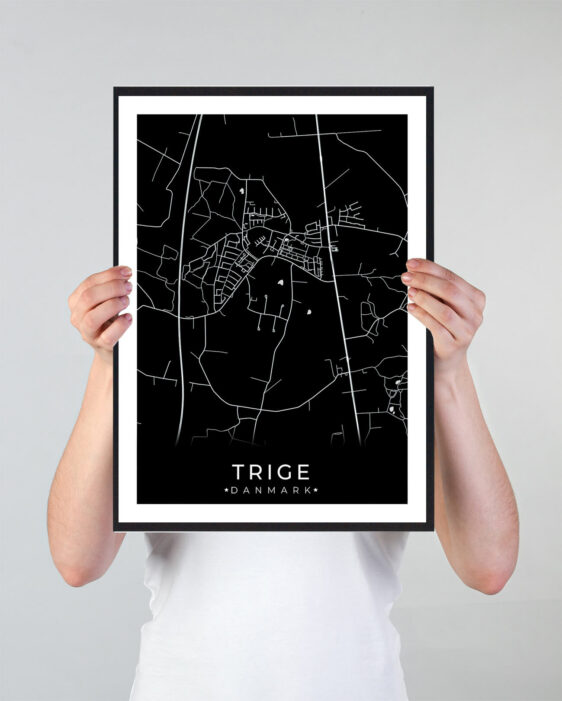 Trige bykort i stilrent plakat design. Denne Trige byplakat er med sort baggrund og viser Trige kortet fra sin smukkeste side