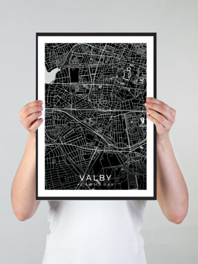 Valby bykort i stilrent plakat design. Denne Valby byplakat er med sort baggrund og viser Valby kortet fra sin smukkeste side