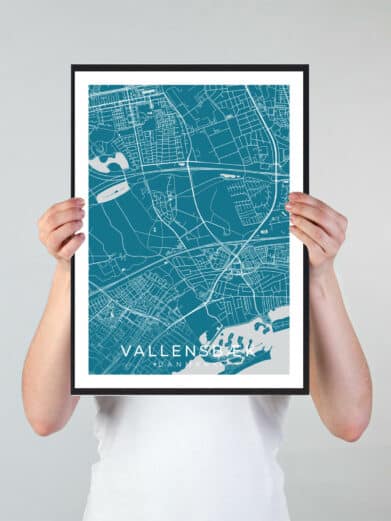 Vallensbæk bykort i stilrent plakat design. Denne Vallensbæk byplakat er med blå baggrund og viser Vallensbæk kortet fra sin smukkeste side
