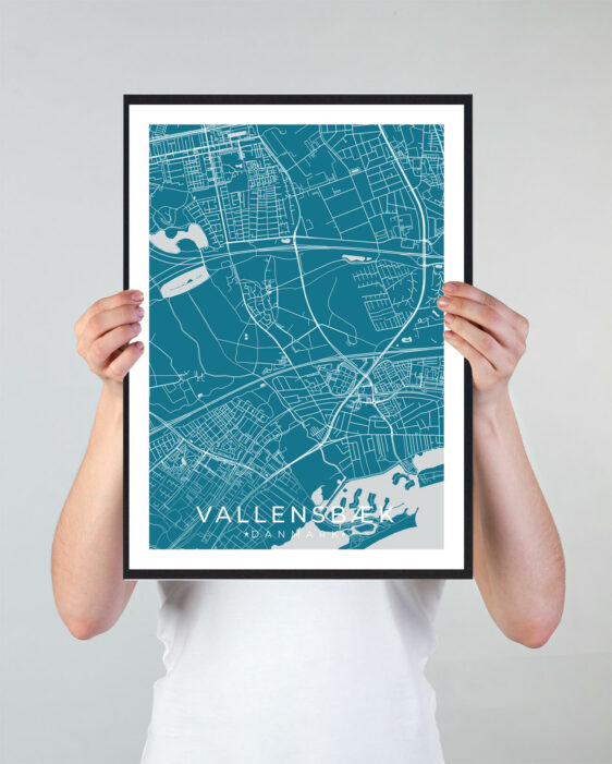 Vallensbæk bykort i stilrent plakat design. Denne Vallensbæk byplakat er med blå baggrund og viser Vallensbæk kortet fra sin smukkeste side