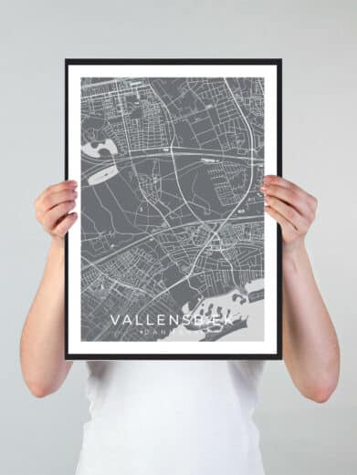 Vallensbæk bykort i stilrent plakat design. Denne Vallensbæk byplakat er med grå baggrund og viser Vallensbæk kortet fra sin smukkeste side