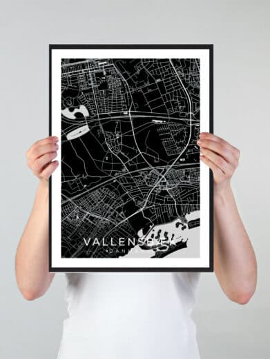 Vallensbæk bykort i stilrent plakat design. Denne Vallensbæk byplakat er med sort baggrund og viser Vallensbæk kortet fra sin smukkeste side