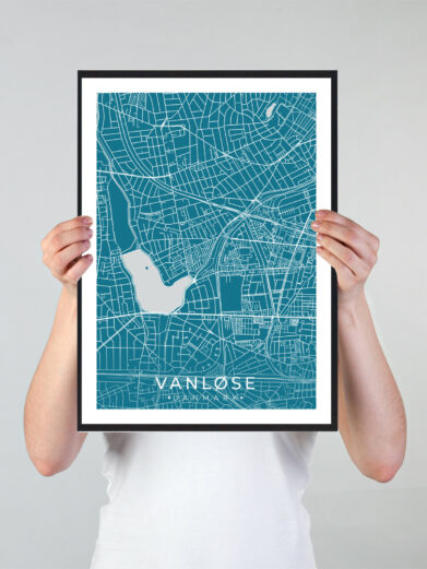 Vanløse bykort i stilrent plakat design. Denne Vanløse byplakat er med blå baggrund og viser Vanløse kortet fra sin smukkeste side