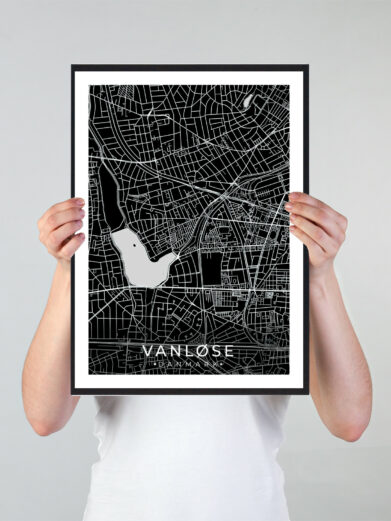 Vanløse bykort i stilrent plakat design. Denne Vanløse byplakat er med sort baggrund og viser Vanløse kortet fra sin smukkeste side