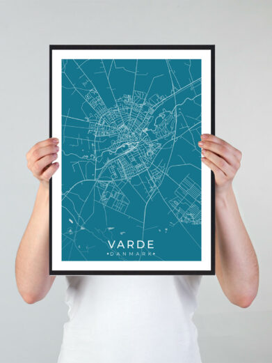 Varde bykort i stilrent plakat design. Denne Varde byplakat er med blå baggrund og viser Varde kortet fra sin smukkeste side