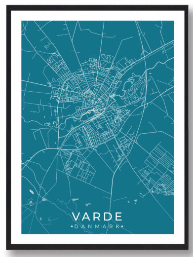 Varde bykort i stilrent plakat design. Denne Varde byplakat er med blå baggrund og viser Varde kortet fra sin smukkeste side