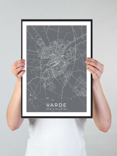 Varde bykort i stilrent plakat design. Denne Varde byplakat er med grå baggrund og viser Varde kortet fra sin smukkeste side