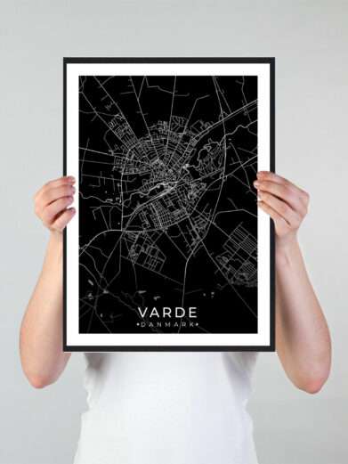 Varde bykort i stilrent plakat design. Denne Varde byplakat er med sort baggrund og viser Varde kortet fra sin smukkeste side