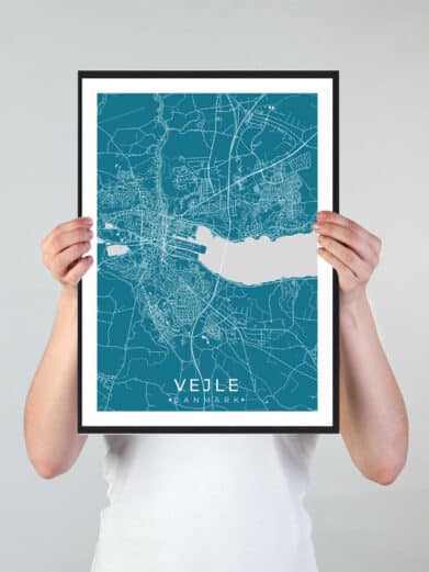 Vejle bykort i stilrent plakat design. Denne Vejle byplakat er med blå baggrund og viser Vejle kortet fra sin smukkeste side