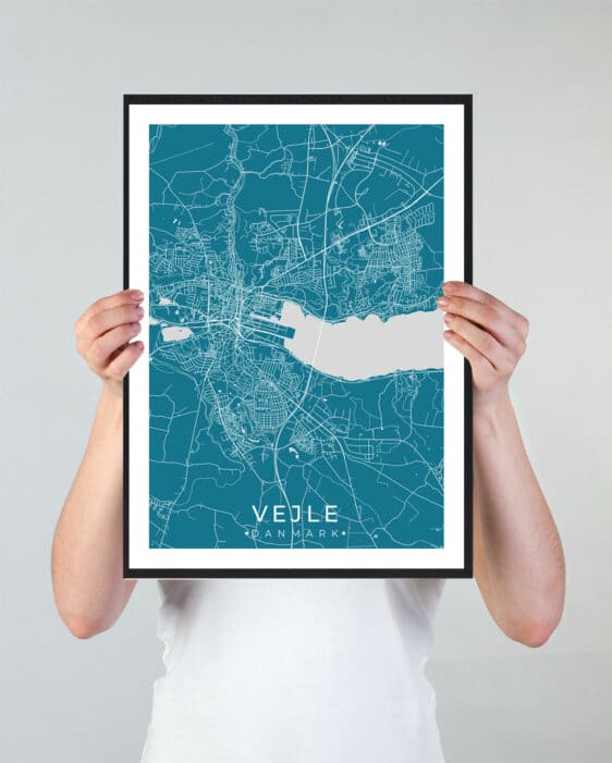 Vejle bykort i stilrent plakat design. Denne Vejle byplakat er med blå baggrund og viser Vejle kortet fra sin smukkeste side
