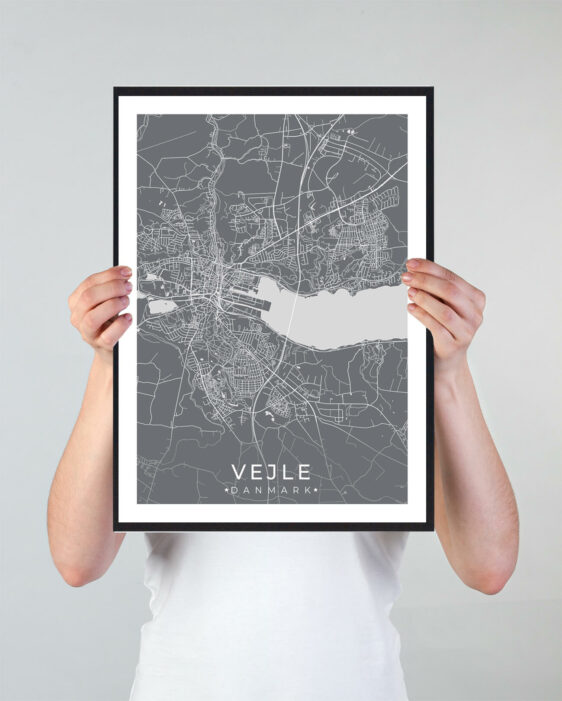Vejle bykort i stilrent plakat design. Denne Vejle byplakat er med grå baggrund og viser Vejle kortet fra sin smukkeste side