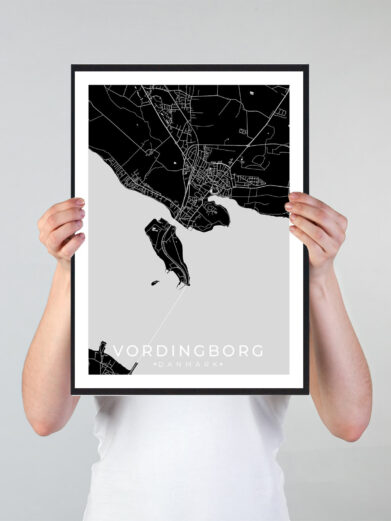 Vordingborg bykort i stilrent plakat design. Denne Vordingborg byplakat er med sort baggrund og viser Vordingborg kortet fra sin smukkeste side