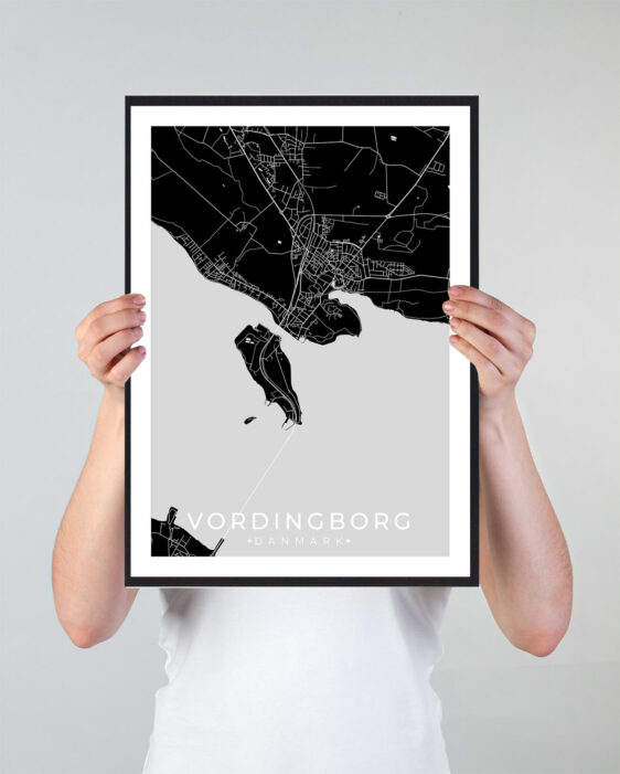 Vordingborg bykort i stilrent plakat design. Denne Vordingborg byplakat er med sort baggrund og viser Vordingborg kortet fra sin smukkeste side