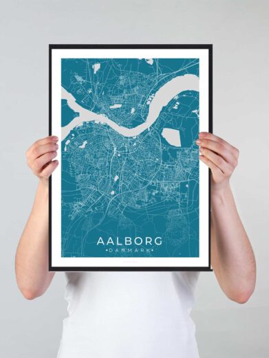 Aalborg bykort i stilrent plakat design. Denne Aalborg byplakat er med blå baggrund og viser Aalborg kortet fra sin smukkeste side