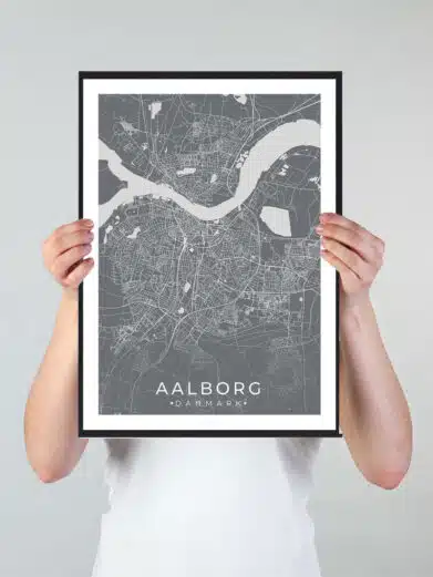 Aalborg bykort i stilrent plakat design. Denne Aalborg byplakat er med grå baggrund og viser Aalborg kortet fra sin smukkeste side