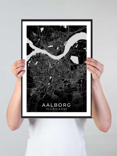 Aalborg bykort i stilrent plakat design. Denne Aalborg byplakat er med sort baggrund og viser Aalborg kortet fra sin smukkeste side