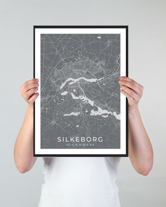 Silkeborg bykort i stilrent plakat design. Denne Silkeborg byplakat er med grå baggrund og viser Silkeborg kortet fra sin smukkeste side