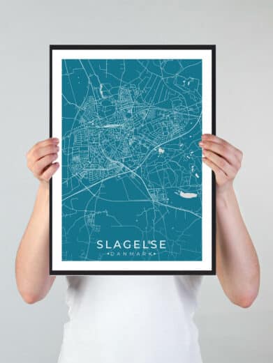 Slagelse bykort i stilrent plakat design. Denne Slagelse byplakat er med blå baggrund og viser Slagelse kortet fra sin smukkeste side