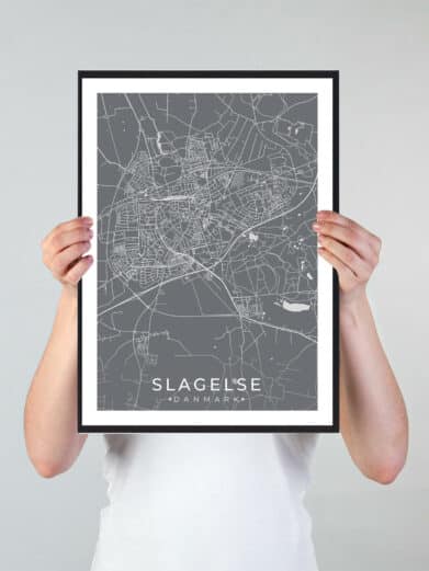 Slagelse bykort i stilrent plakat design. Denne Slagelse byplakat er med grå baggrund og viser Slagelse kortet fra sin smukkeste side
