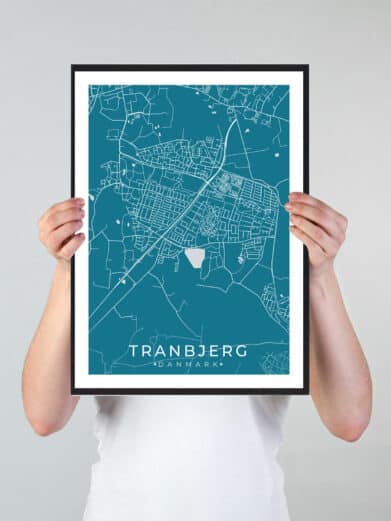Tranbjerg bykort i stilrent plakat design. Denne Tranbjerg byplakat er med blå baggrund og viser Tranbjerg kortet fra sin smukkeste side
