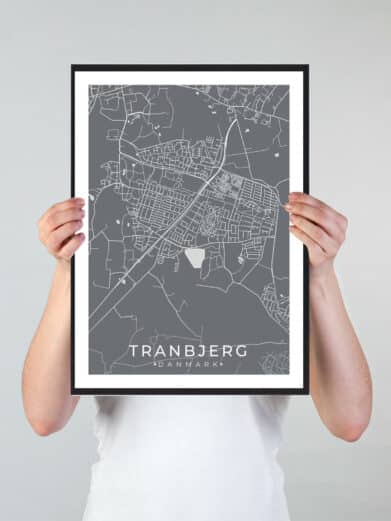 Tranbjerg bykort i stilrent plakat design. Denne Tranbjerg byplakat er med grå baggrund og viser Tranbjerg kortet fra sin smukkeste side