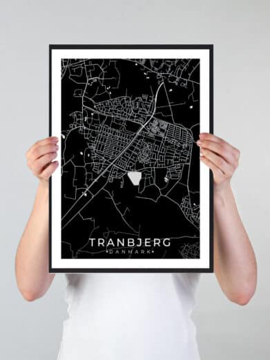 Tranbjerg bykort i stilrent plakat design. Denne Tranbjerg byplakat er med sort baggrund og viser Tranbjerg kortet fra sin smukkeste side