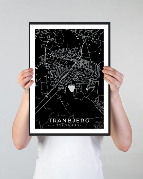Tranbjerg bykort i stilrent plakat design. Denne Tranbjerg byplakat er med sort baggrund og viser Tranbjerg kortet fra sin smukkeste side