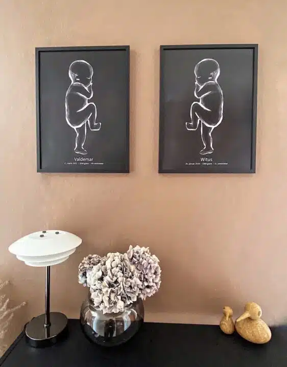 1:1 fødselsskite plakat med sort baggrund. Design selv din egen 1:1 fødselsplakat