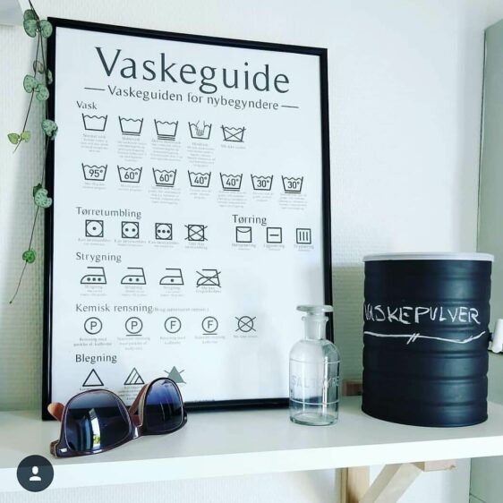 Vaskeguide plakat med hvid baggrund. Se alle vaskesymbolerne så du kan vaske korrekt