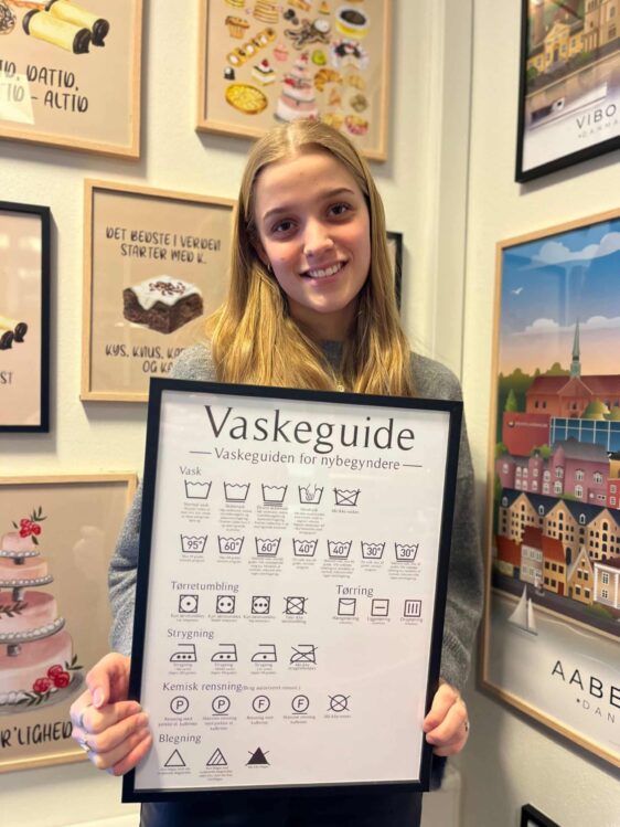 Vaskeguide plakat med hvid baggrund. Se alle vaskesymbolerne så du kan vaske tøjet korrekt