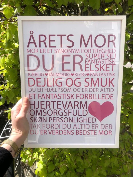 Citatplakat med årets mor. Citatplakaten til din mor er med en tekst, som fortæller hun er årets mor - sød gaveide til mors dag