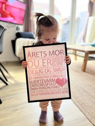 Citatplakat med årets mor. Citatplakaten til din mor er med en tekst, som fortæller hun er årets mor - perfekt gaveide til mors dag